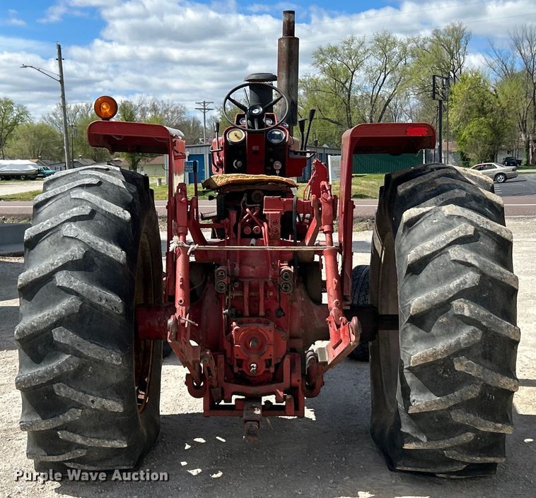 image for item EK4458 1974 International Farmall 1466  tractor