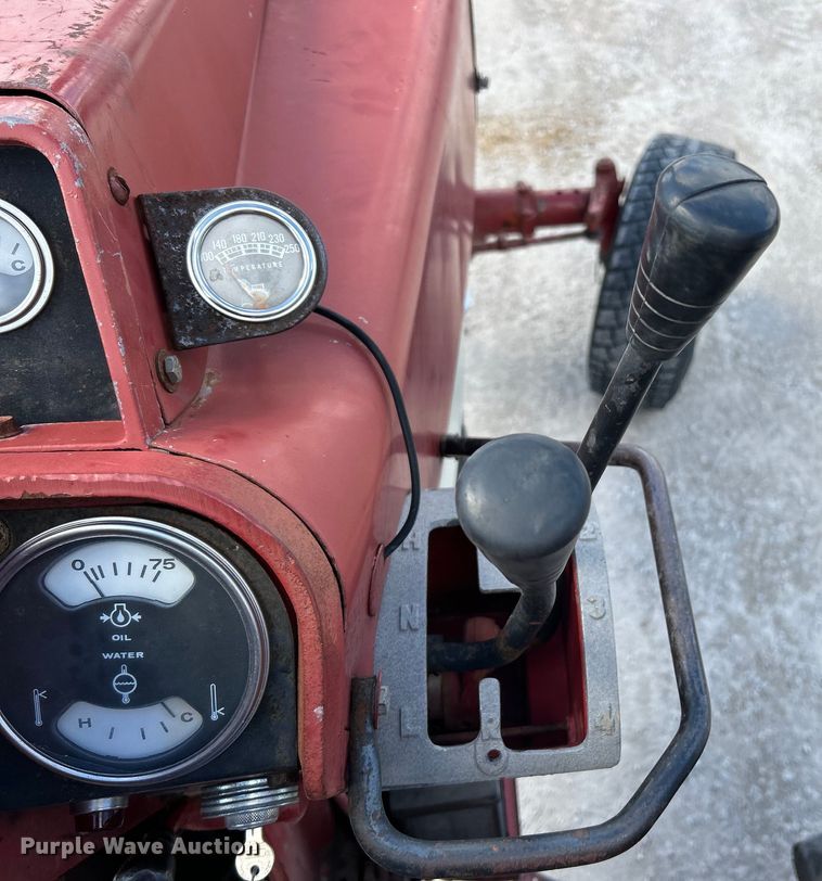 image for item EK4458 1974 International Farmall 1466  tractor