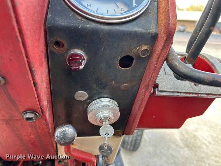 image for item EK4458 1974 International Farmall 1466  tractor