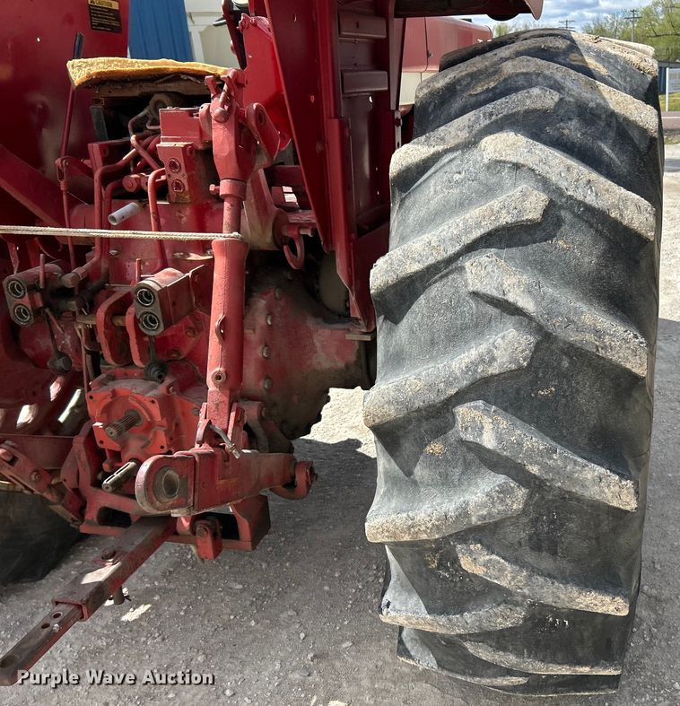 image for item EK4458 1974 International Farmall 1466  tractor