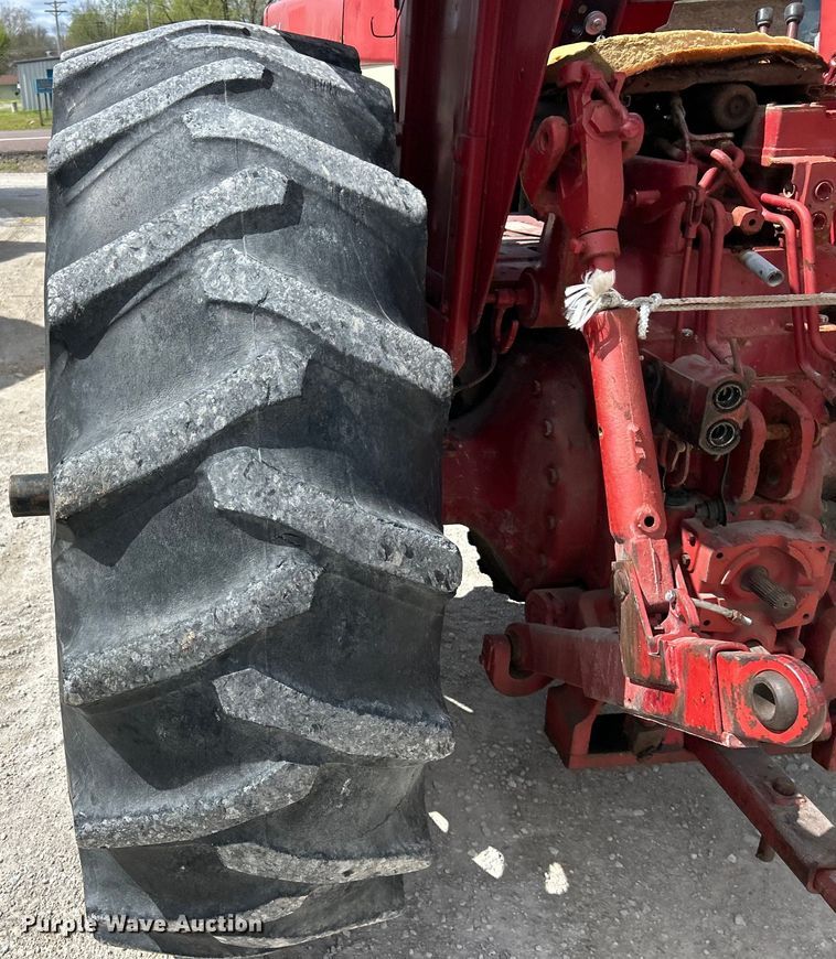 image for item EK4458 1974 International Farmall 1466  tractor