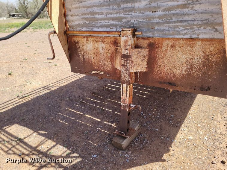 image for item KD9261 1983 Gooseneck  24X6 livestock trailer