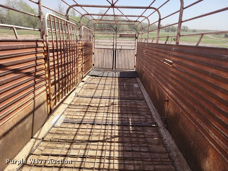 image for item KD9261 1983 Gooseneck  24X6 livestock trailer