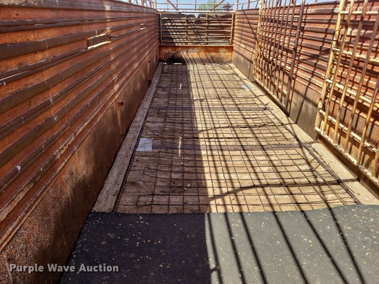 image for item KD9261 1983 Gooseneck  24X6 livestock trailer