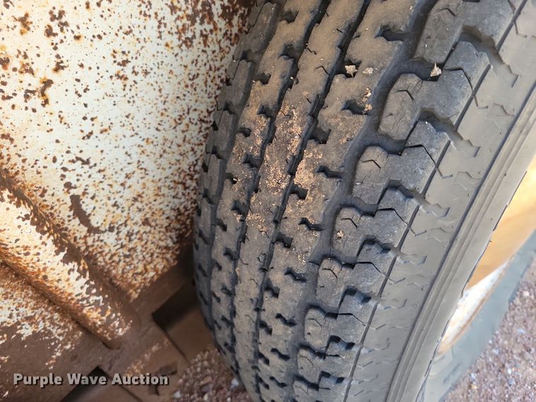 image for item KD9261 1983 Gooseneck  24X6 livestock trailer