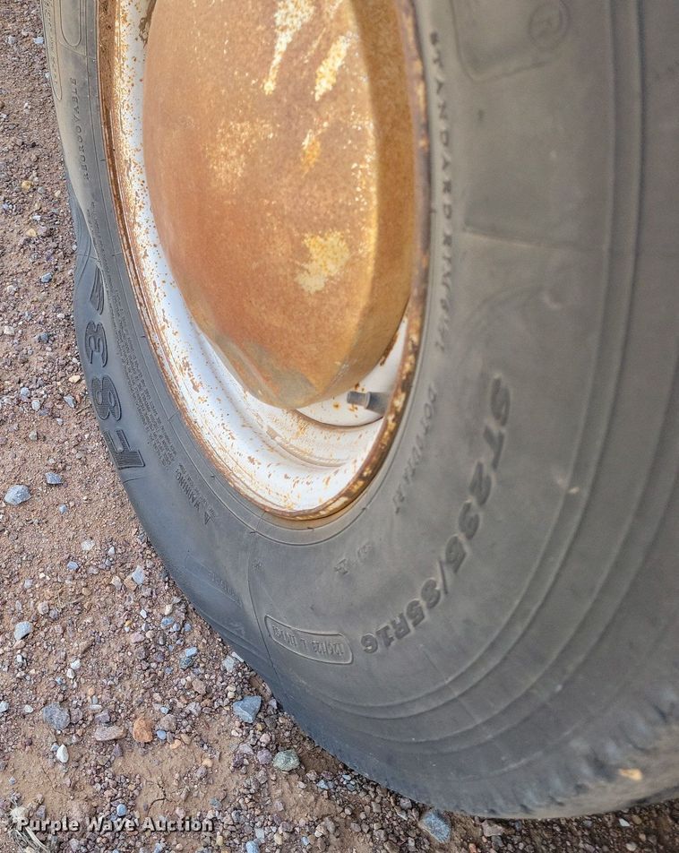 image for item KD9261 1983 Gooseneck  24X6 livestock trailer