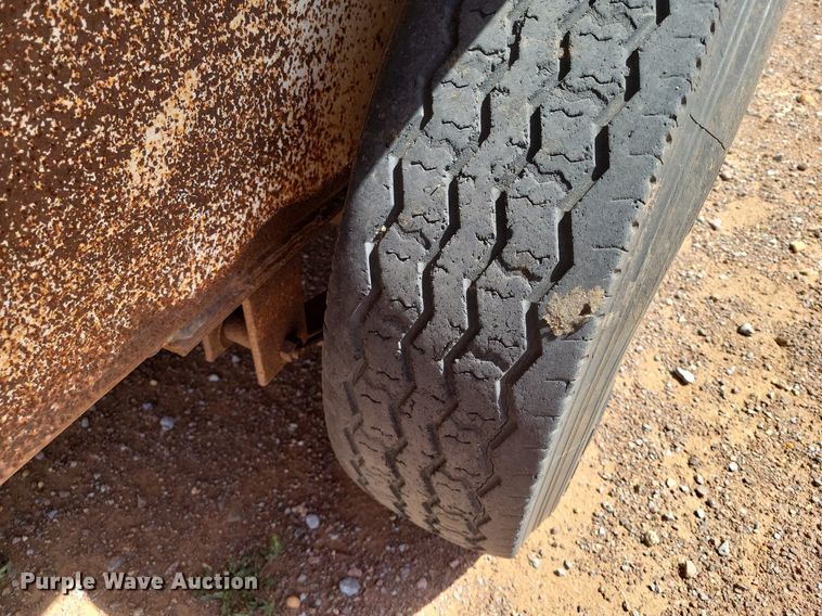 image for item KD9261 1983 Gooseneck  24X6 livestock trailer