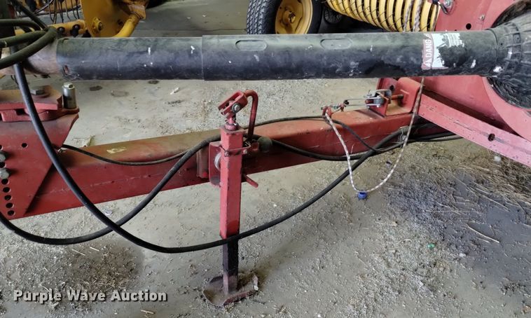 image for item LN9985 2000 New Holland  580 small square baler