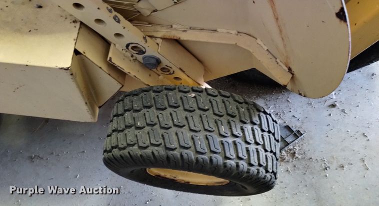 image for item LN9985 2000 New Holland  580 small square baler