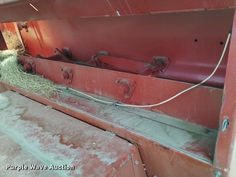 image for item LN9985 2000 New Holland  580 small square baler