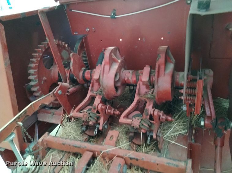 image for item LN9985 2000 New Holland  580 small square baler