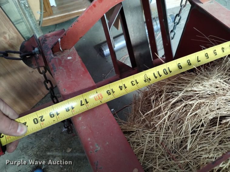 image for item LN9985 2000 New Holland  580 small square baler