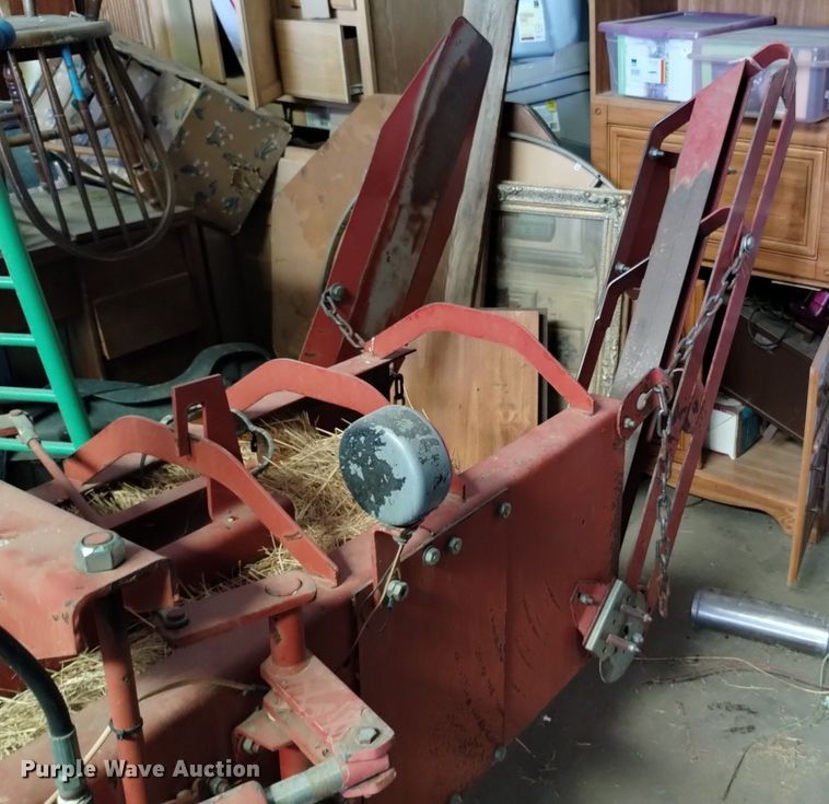 image for item LN9985 2000 New Holland  580 small square baler