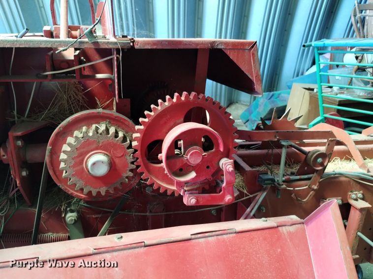 image for item LN9985 2000 New Holland  580 small square baler