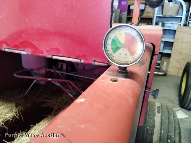 image for item LN9985 2000 New Holland  580 small square baler