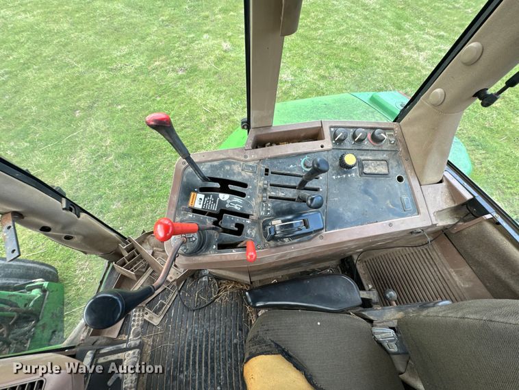image for item ND9092 1996 John Deere 7200 tractor
