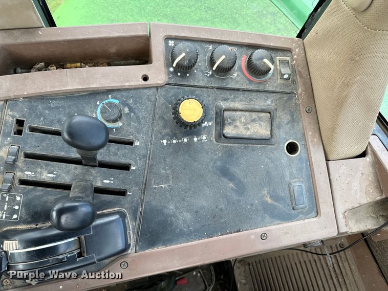 image for item ND9092 1996 John Deere 7200 tractor