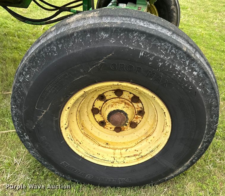 image for item ND9092 1996 John Deere 7200 tractor