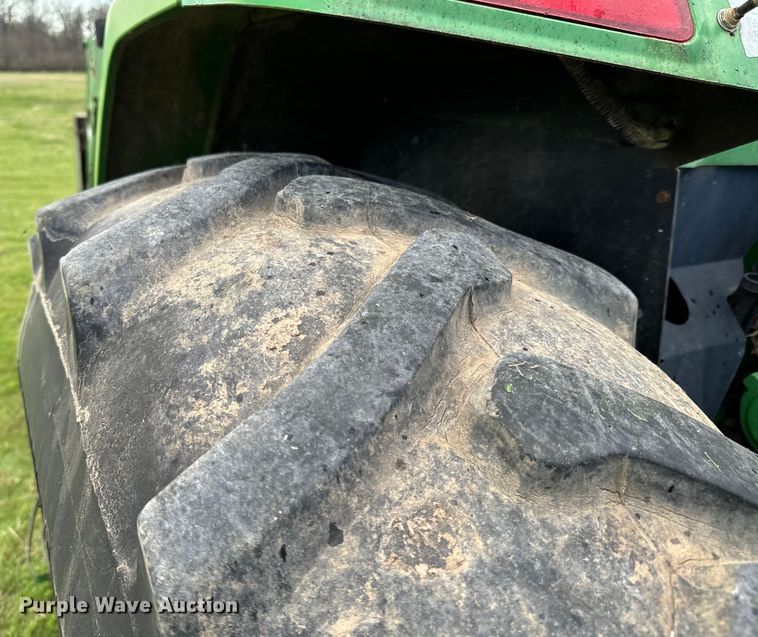 image for item ND9092 1996 John Deere 7200 tractor