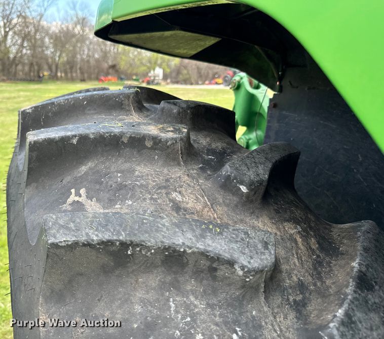 image for item ND9092 1996 John Deere 7200 tractor