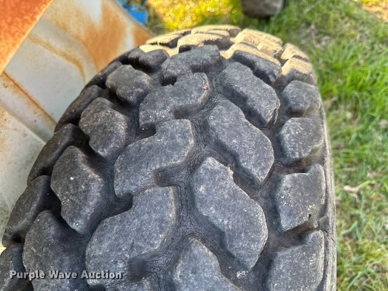 image for item ND9182 1983 Ford 1710 MFWD tractor