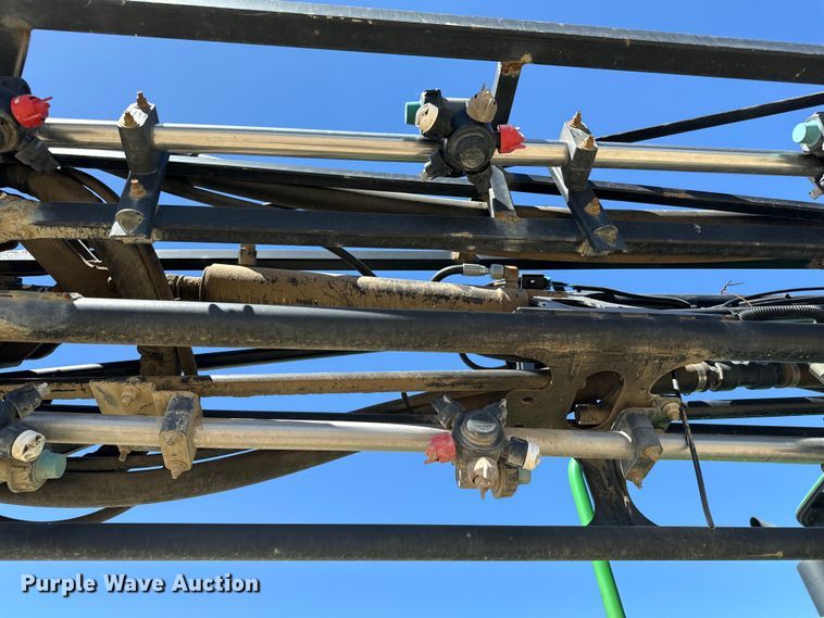 image for item NH9091 2011 John Deere 4830 sprayer