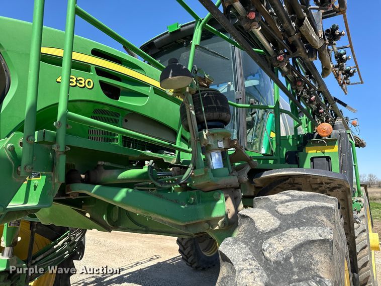 image for item NH9091 2011 John Deere 4830 sprayer