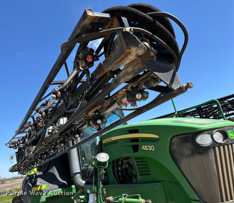 image for item NH9091 2011 John Deere 4830 sprayer