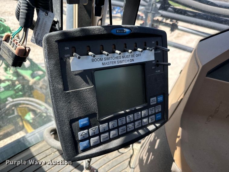 image for item NH9091 2011 John Deere 4830 sprayer