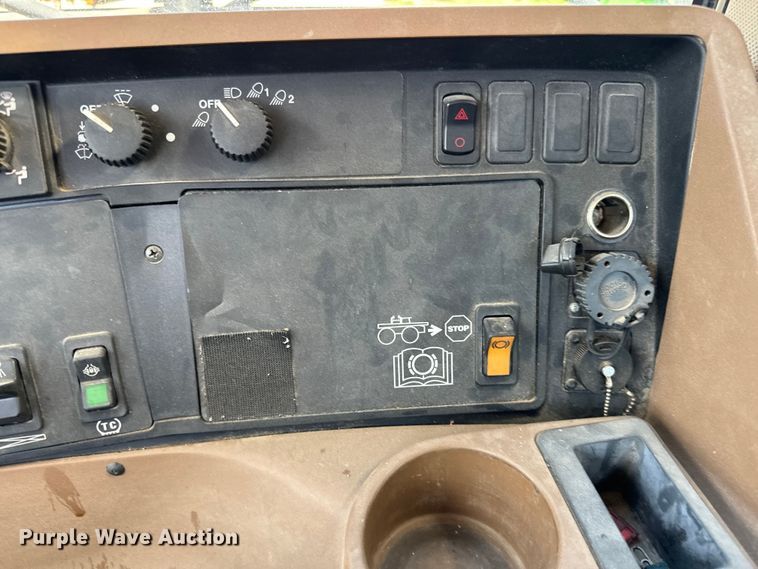 image for item NH9091 2011 John Deere 4830 sprayer