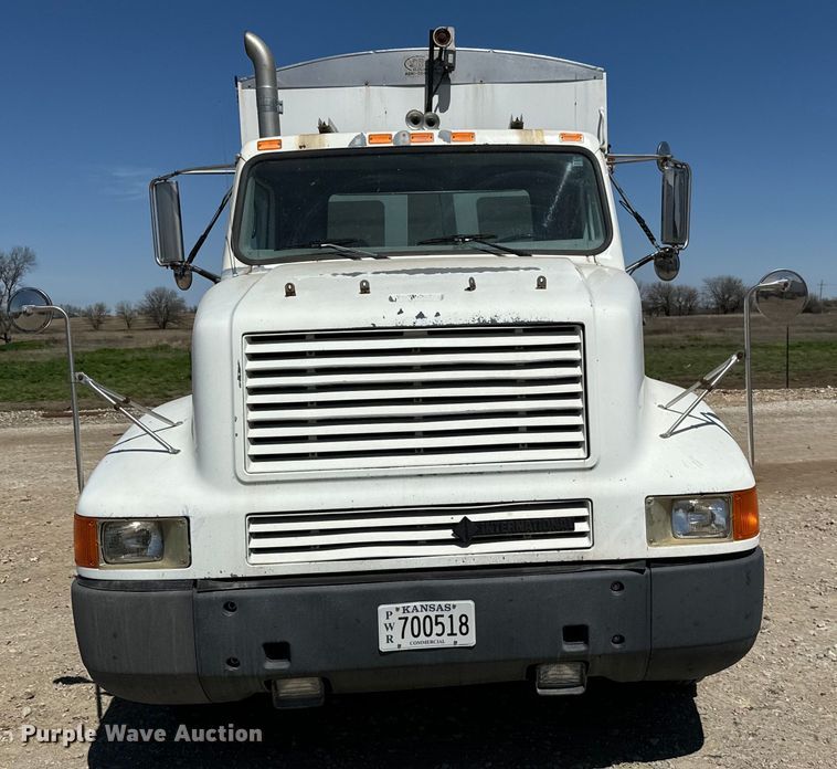 image for item NH9092 1996 International  8200 fertilizer delivery truck