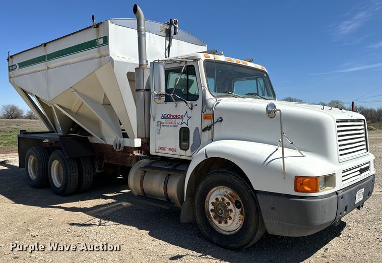 image for item NH9092 1996 International  8200 fertilizer delivery truck
