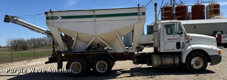 image for item NH9092 1996 International  8200 fertilizer delivery truck