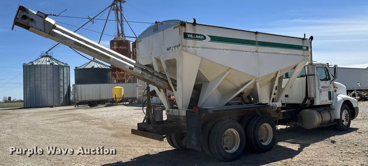 image for item NH9092 1996 International  8200 fertilizer delivery truck