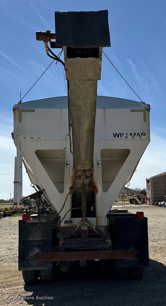 image for item NH9092 1996 International  8200 fertilizer delivery truck