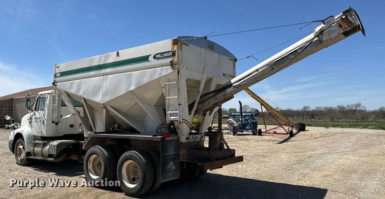 image for item NH9092 1996 International  8200 fertilizer delivery truck