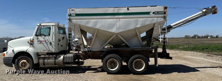 image for item NH9092 1996 International  8200 fertilizer delivery truck