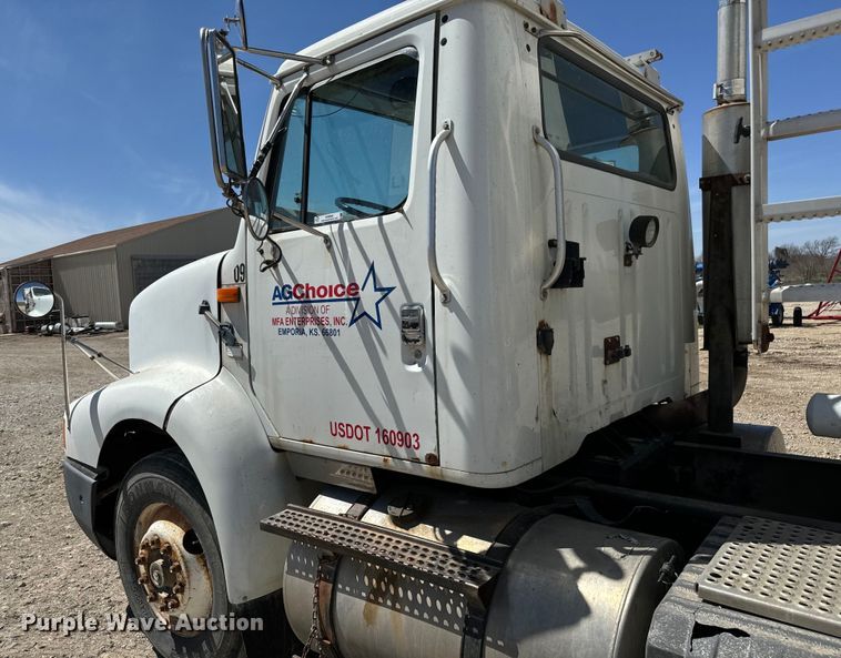 image for item NH9092 1996 International  8200 fertilizer delivery truck