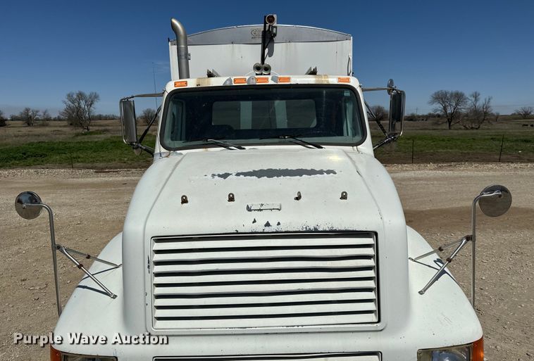 image for item NH9092 1996 International  8200 fertilizer delivery truck