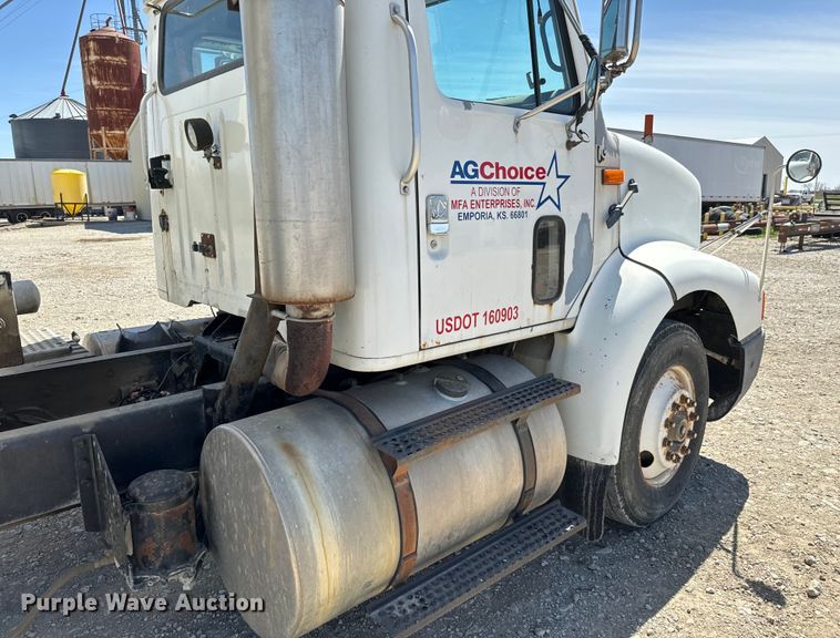 image for item NH9092 1996 International  8200 fertilizer delivery truck