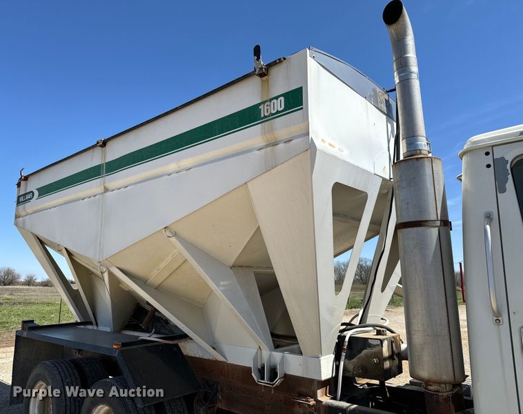 image for item NH9092 1996 International  8200 fertilizer delivery truck