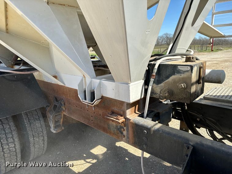 image for item NH9092 1996 International  8200 fertilizer delivery truck