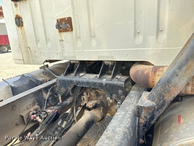 image for item NH9092 1996 International  8200 fertilizer delivery truck