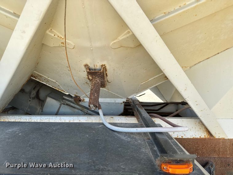 image for item NH9092 1996 International  8200 fertilizer delivery truck