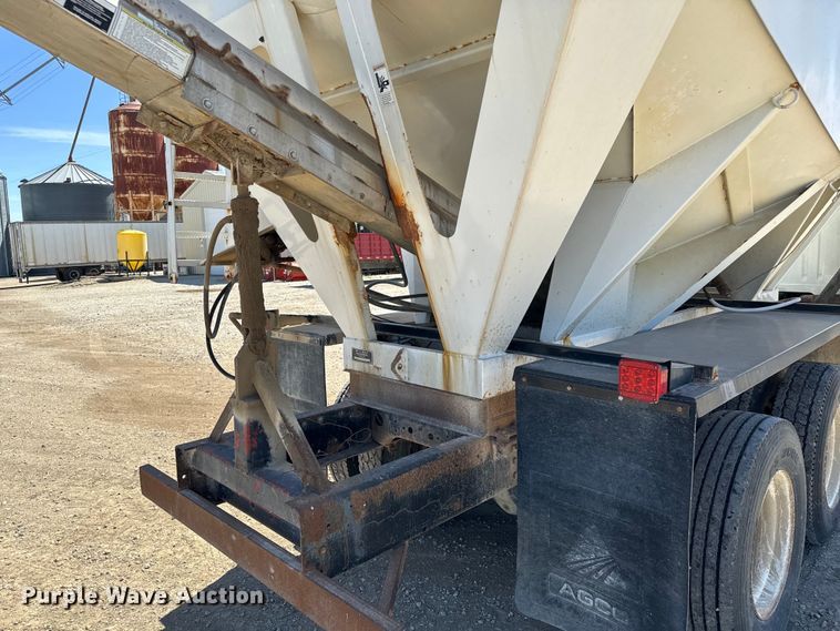 image for item NH9092 1996 International  8200 fertilizer delivery truck