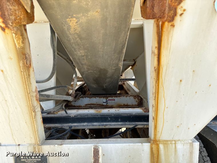 image for item NH9092 1996 International  8200 fertilizer delivery truck