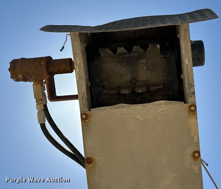 image for item NH9092 1996 International  8200 fertilizer delivery truck