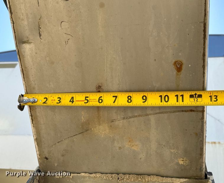 image for item NH9092 1996 International  8200 fertilizer delivery truck