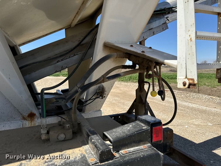 image for item NH9092 1996 International  8200 fertilizer delivery truck