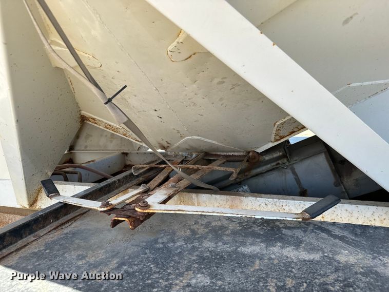 image for item NH9092 1996 International  8200 fertilizer delivery truck